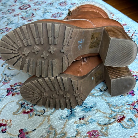 cute lace up faux fur trimmed Jellypop boots. Light brown/dark tan in color - Picture 3 of 15